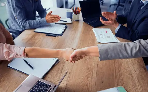 Gerentes negociando con empresas de software de gestión