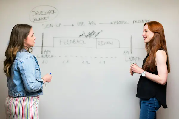 Mujeres dando feedback