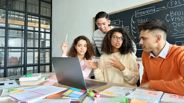 Personas realizando estrategia de marketing educativo