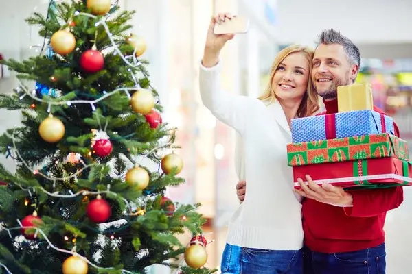 Clientes grabando contenido como parte de una estrategia de contenido para navidad de una tienda