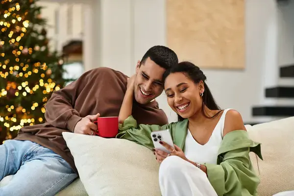 Pareja interactuando con contenido de navidad en su casa decorada con esta temática