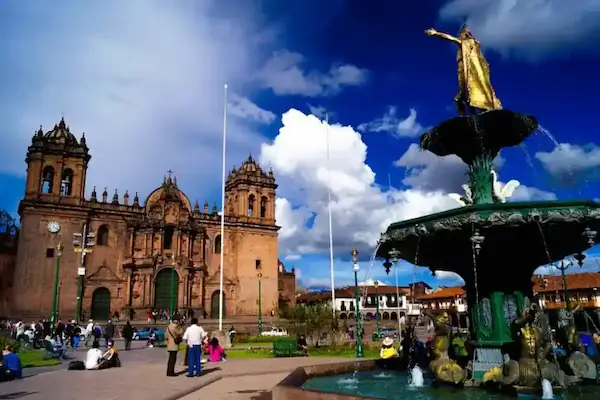 Estatua inca en una plaza