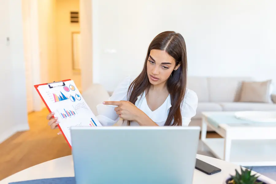 mujer explicando resultados metricos de manera online