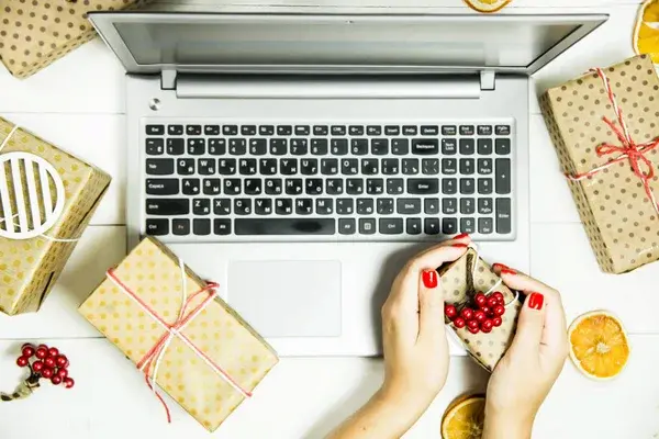 Persona planificando su contenido para navidad en su laptop