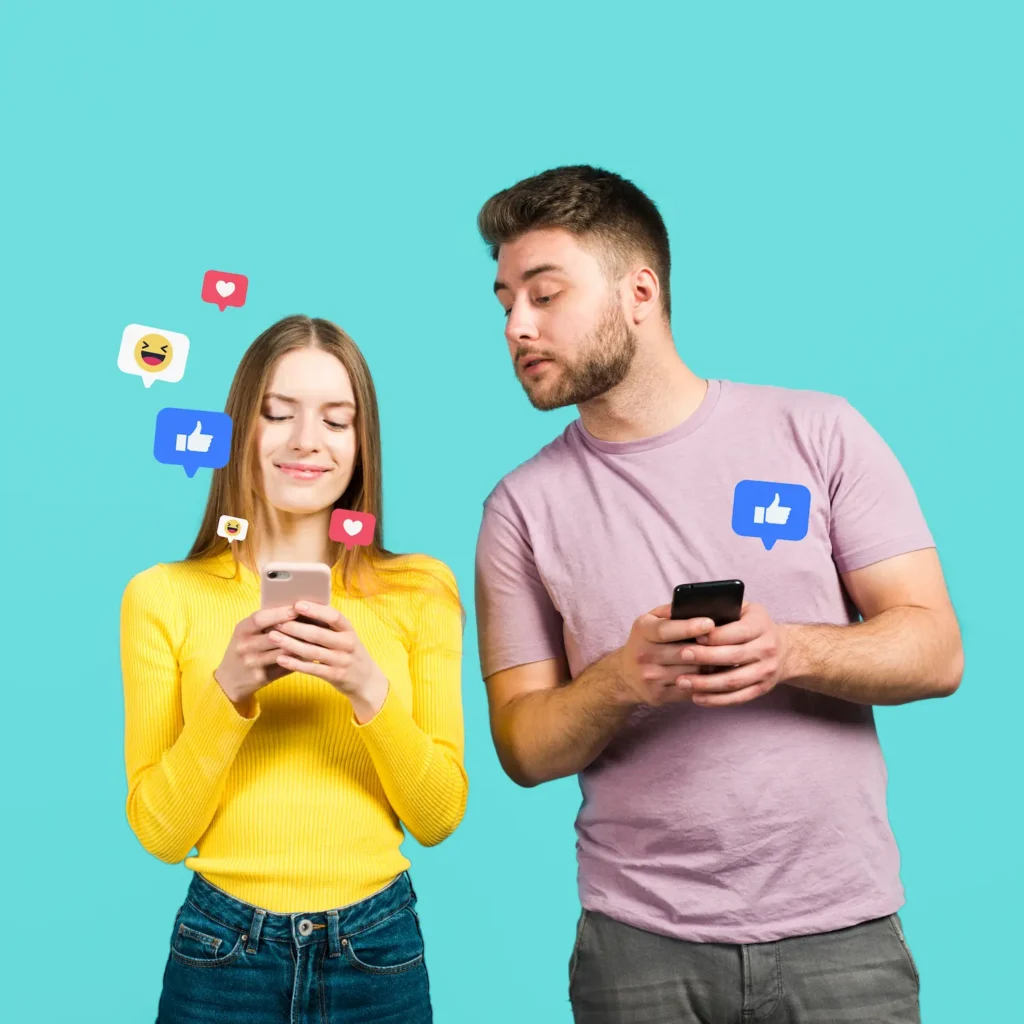 hombre y mujer mirando observando las redes sociales