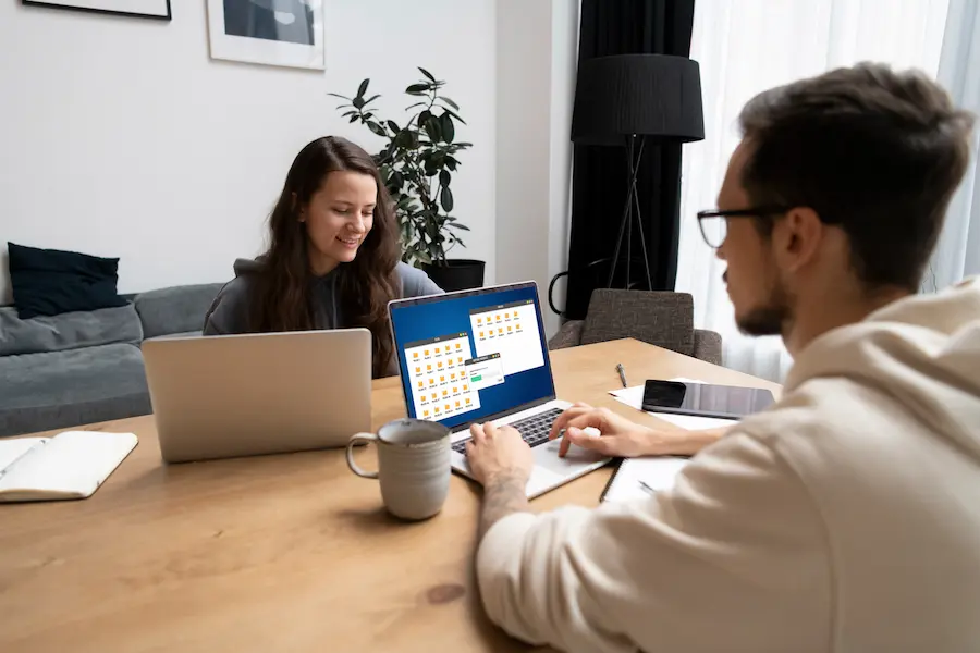 pareja-en-el-escritorio-trabajando-juntos-desde-casa