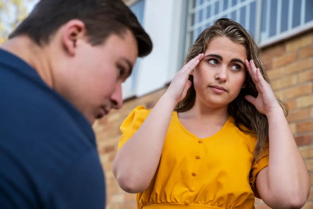 Mujer experimentando miedo a equivocarse al tomar una decisión importante