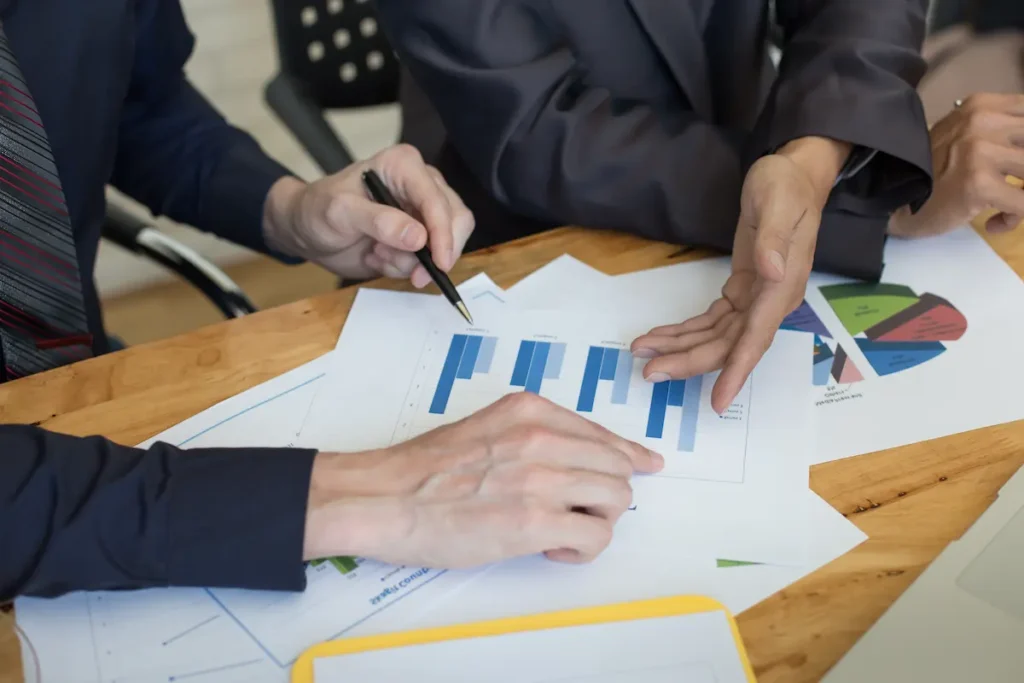 Reunión estratégica analizando activos competitivos y planificación empresarial