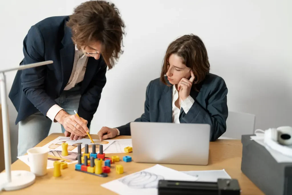 Equipo reflexionando tras una crisis empresarial y analizando lecciones aprendidas