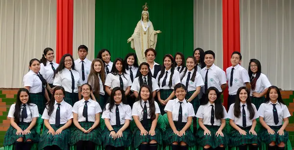alumnos felices de secundaria del colegio María de las Mercedes