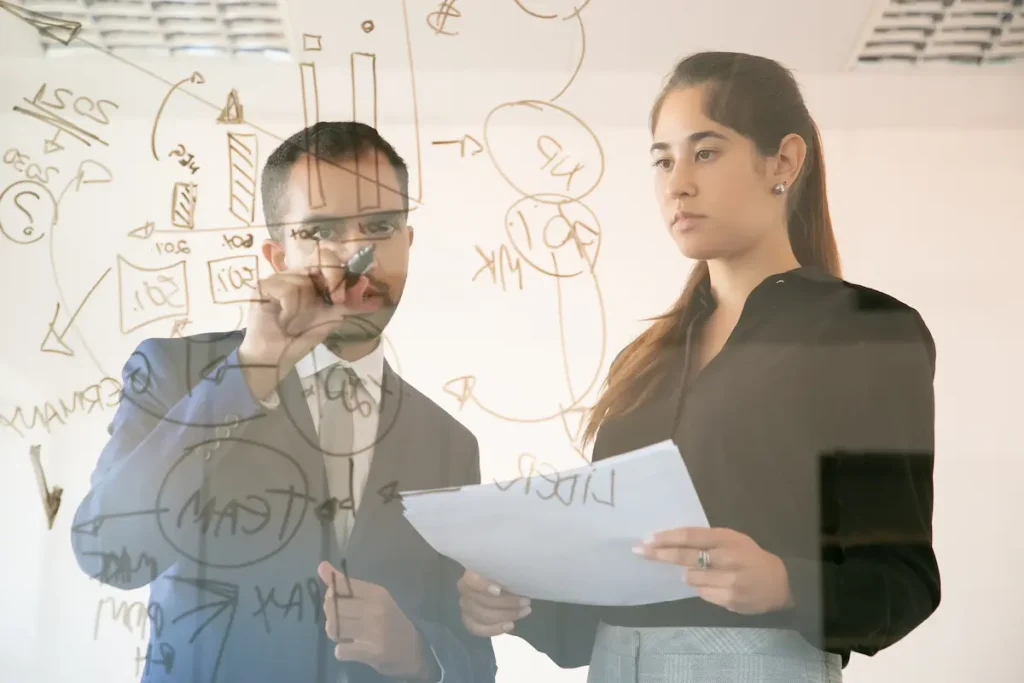 Empresarios analizando estrategia de diferenciación empresarial para dominar su mercado