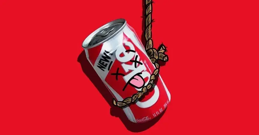 Lata roja colgada con cuerda representando riesgo y tensión en campañas publicitarias que salan mal