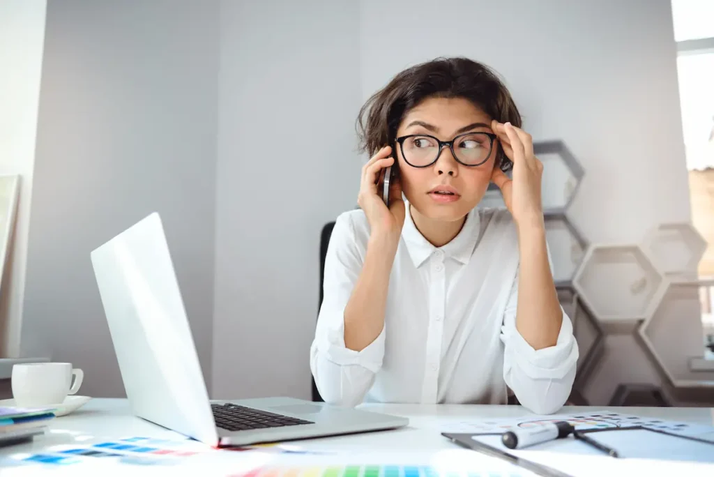 Persona analizando problemas internos y el impacto de fallos recurrentes en una empresa