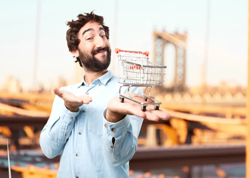 Empresario analizando estrategia de diferenciación empresarial para dominar su mercado