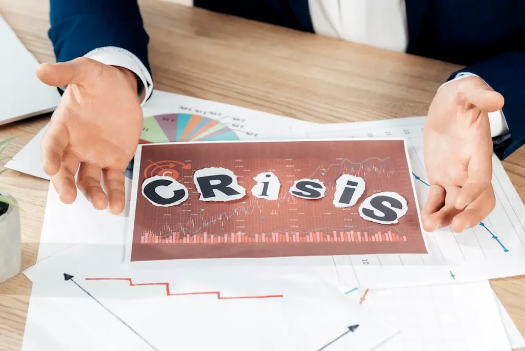 Portada sobre 10 ejemplos de crisis en una empresa y su impacto organizacional