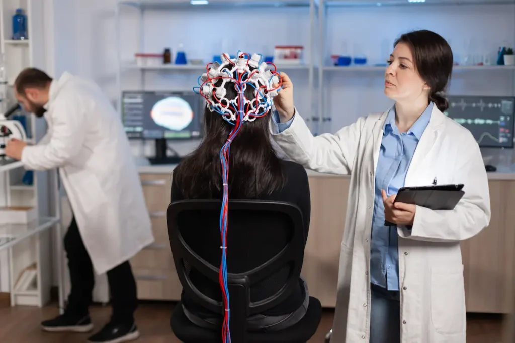 Equipo analizando comportamiento del cerebro como ejemplo de cómo estructurar una oferta con neuroventas digitales