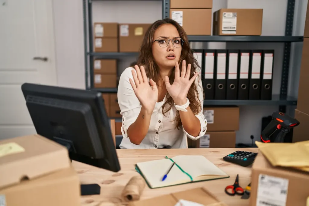 Profesional evaluando dudas antes de comprar como ejemplo de reducción de objeciones con neuroventas digitales