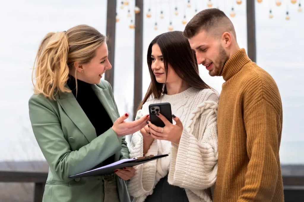 Personas analizando personalidad de marca y arquetipos en marketing