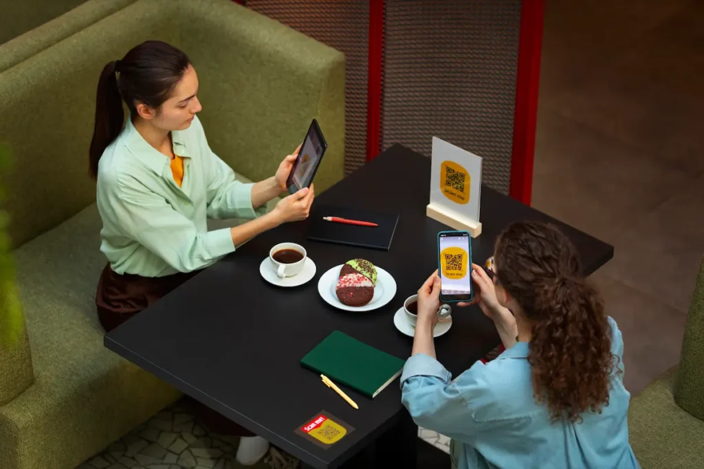 personas conversando en restaurante sobre reputación digital y restaurantes con malas reseñas en Google Maps