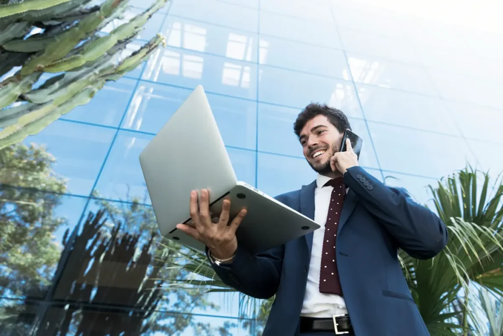 Negocios digitales escalables: emprendedor analizando estrategia de negocio online