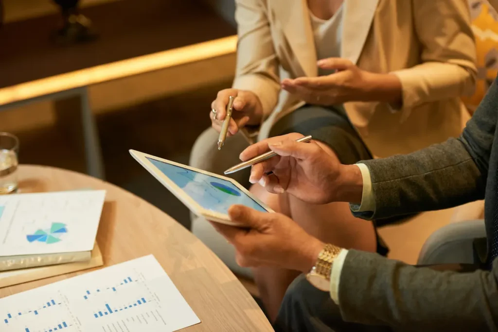 Negocios digitales escalables: emprendedores analizando modelos de negocio online