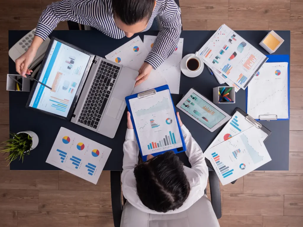 Equipo de marketing analizando estrategia de marca y arquetipos
