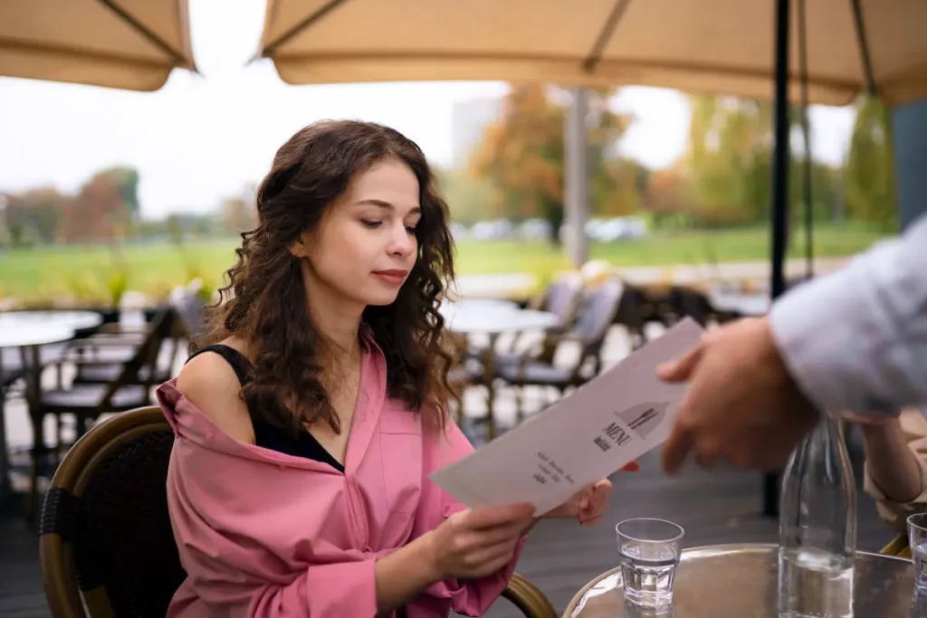 cliente revisando cuenta en restaurante en contexto de preguntas frecuentes sobre restaurantes con malas reseñas en Lima
