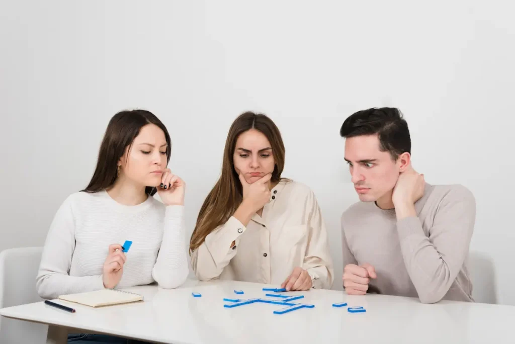 Personas analizando decisiones con dudas