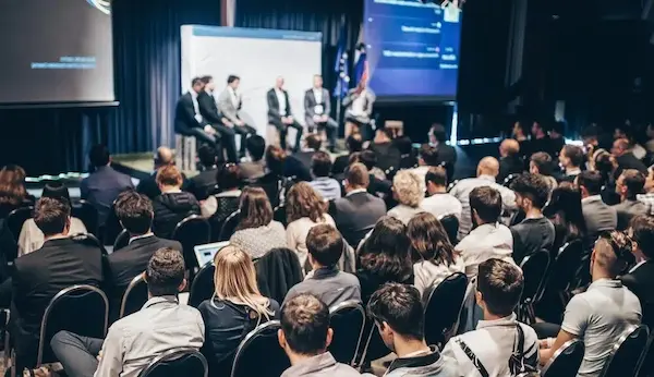 Eventos y conferencias profesionales que ayudan a fortalecer la marca personal y el networking.