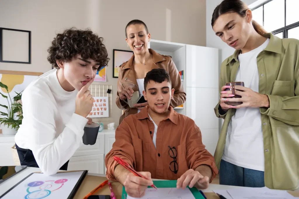 Equipo creativo analizando arquetipos de marca y estrategia de branding