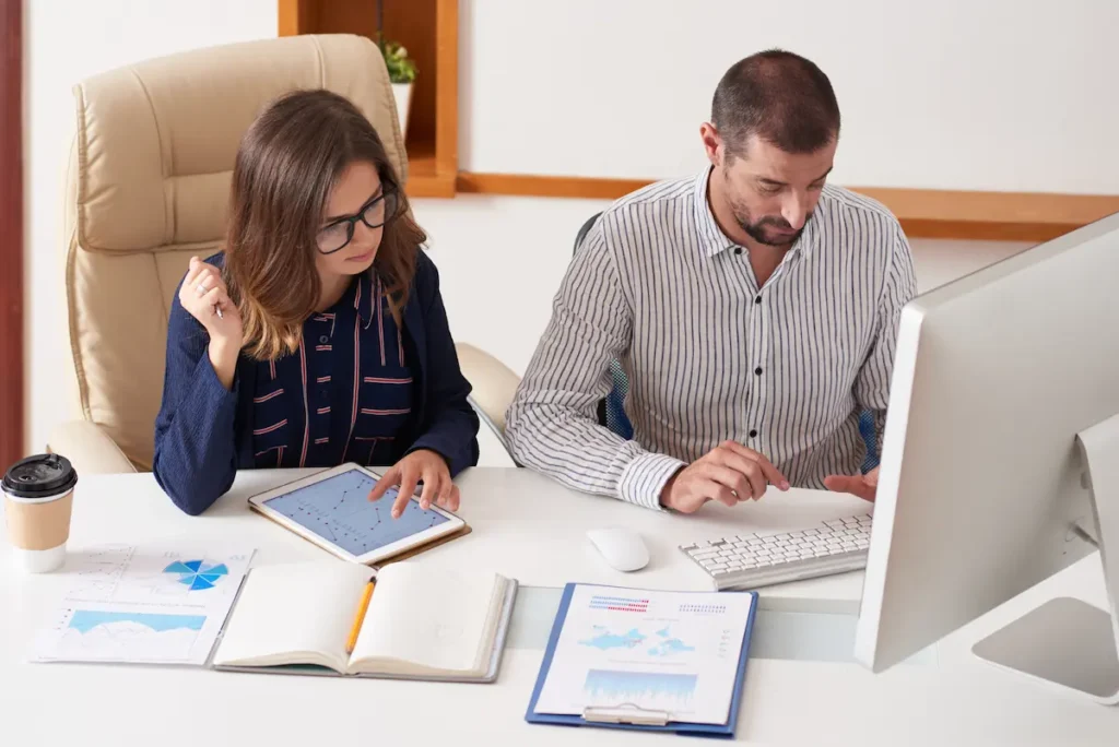 software contable en equipo analizando finanzas empresariales