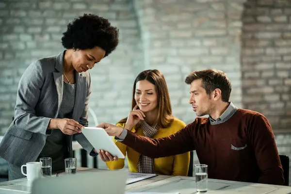 Descubre 15 consejos para mejorar la experiencia del cliente, fortalecer tu marca y optimizar la relación con el cliente en tu empresa.
