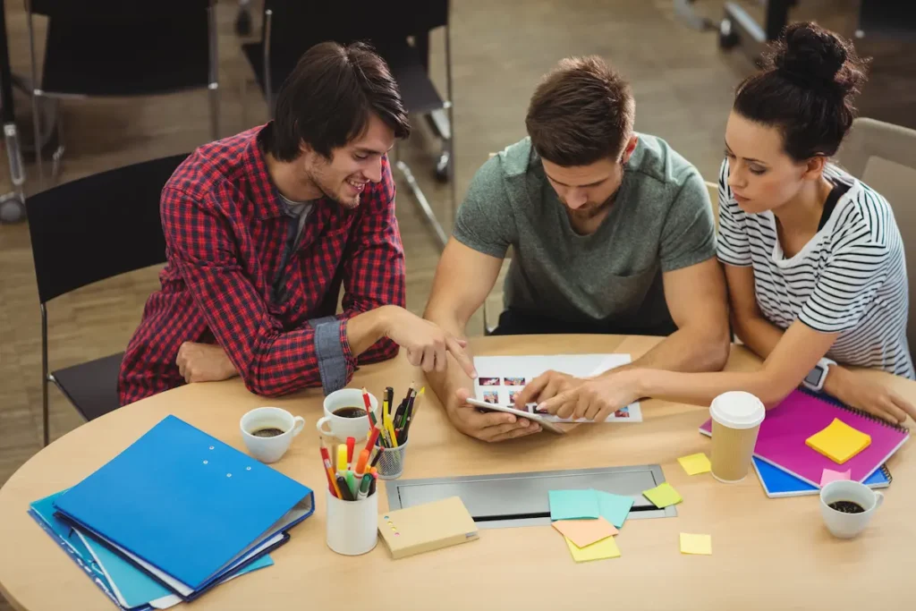emprendimiento juvenil trabajo en equipo digital