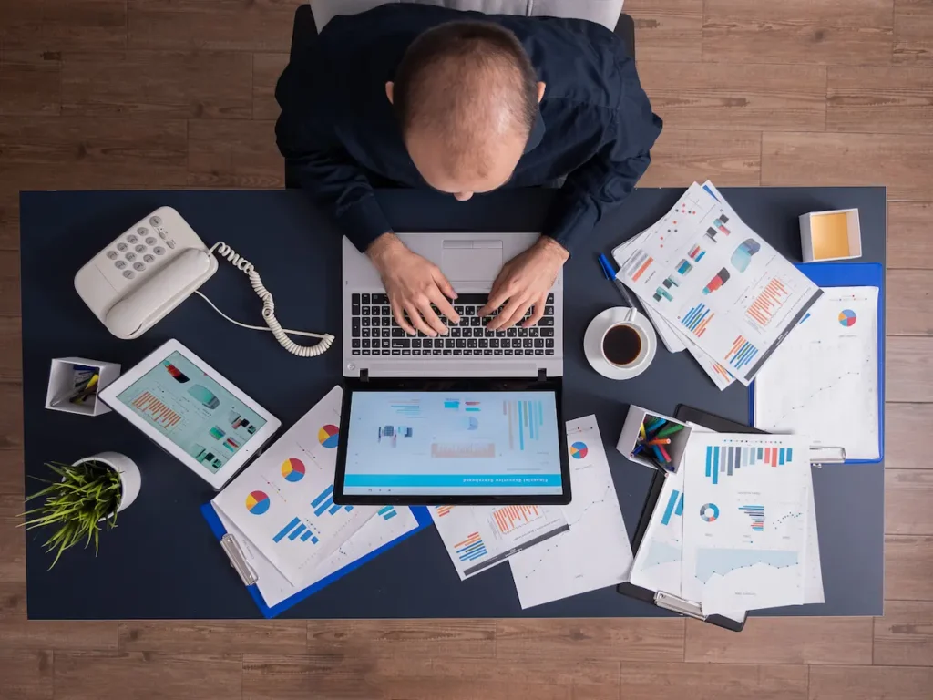 software contable gestionando finanzas desde laptop en escritorio
