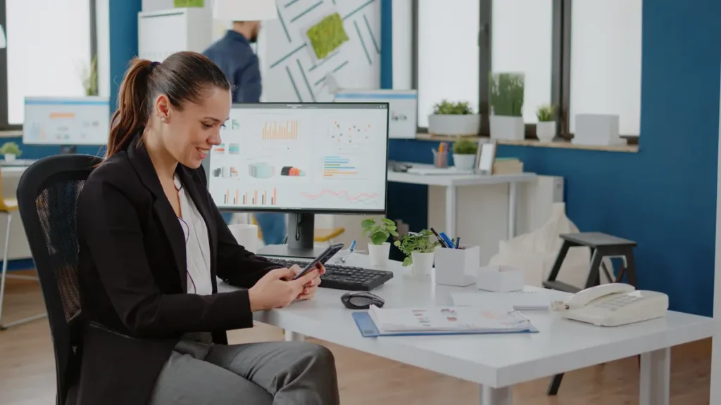 software contable en empresa gestionando finanzas desde escritorio