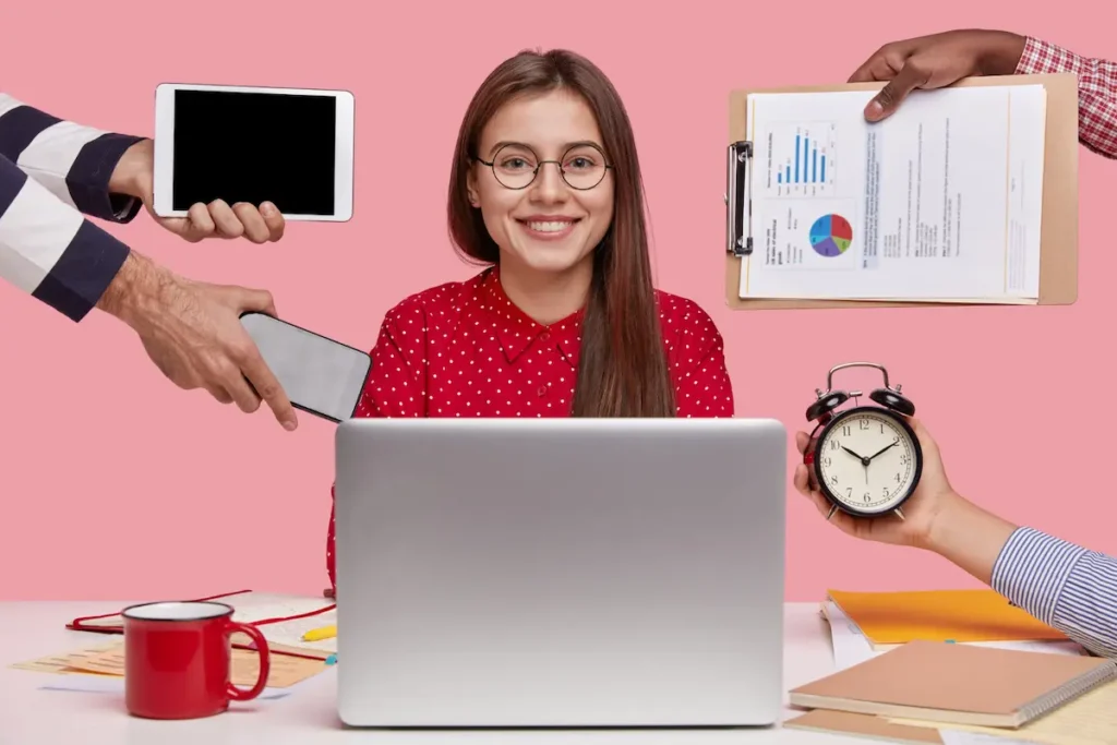 tipos de emprendimientos con mujer multitarea trabajando en laptop