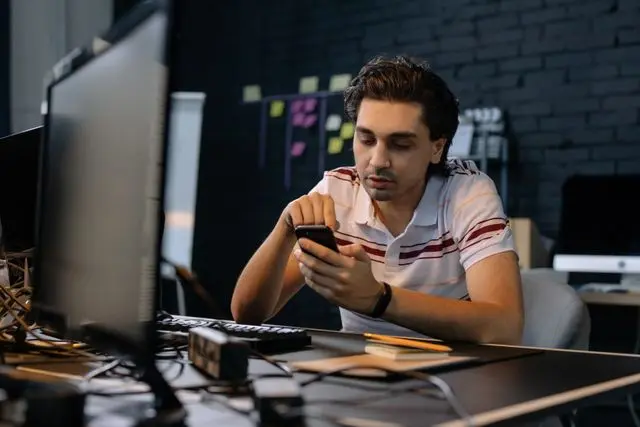 persona con telefono en la mano