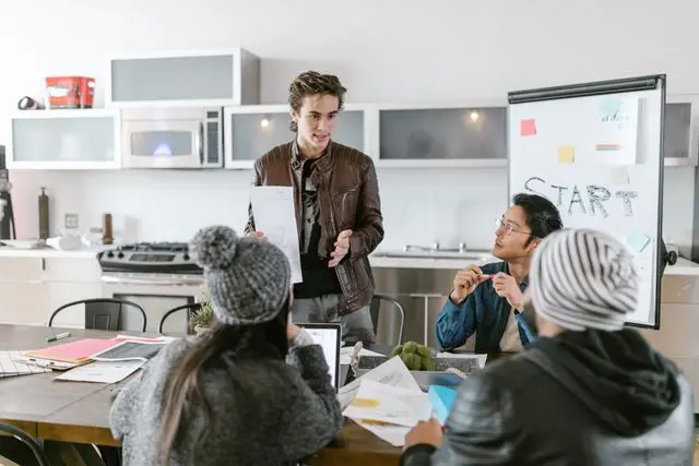 varias personas en oficina
