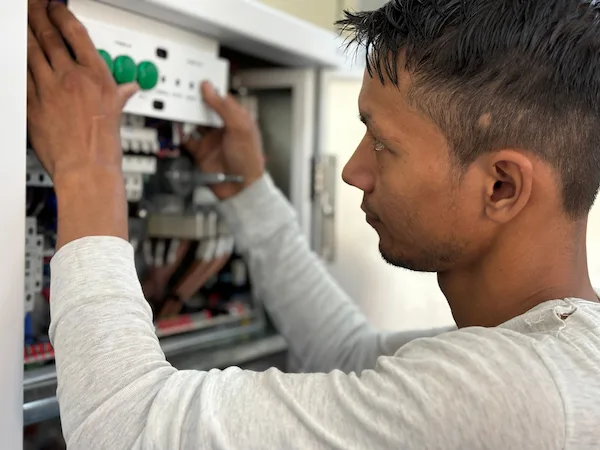 Verificar que no haya tensión eléctrica 
