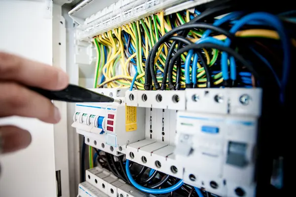 circuitos eléctricos en una instalación industrial